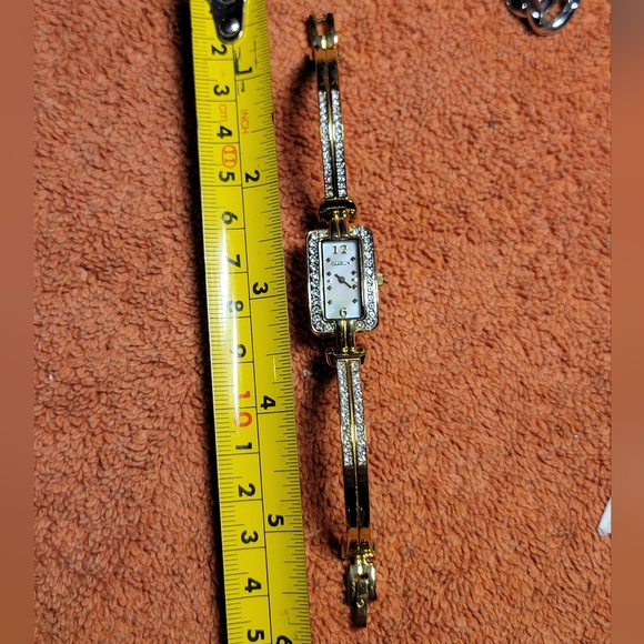 QLadies Elgin Gold Tone Rhinestone Bangle Watch new battery. - Picture 4 of 10